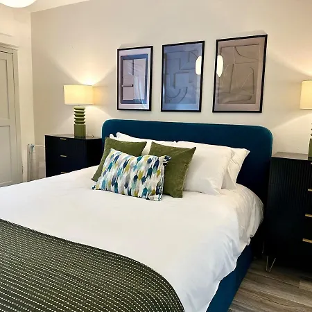 3 Bed Flat In With Parking Appartement Manchester