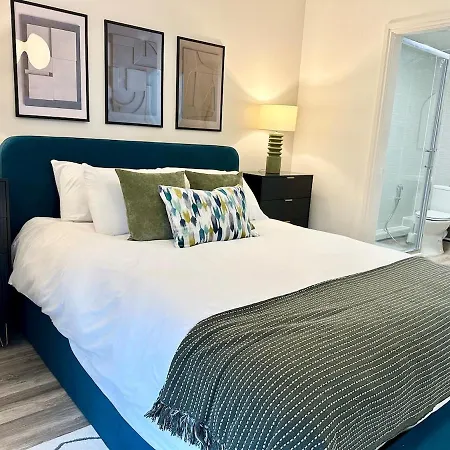 3 Bed Flat In With Parking Appartement Manchester