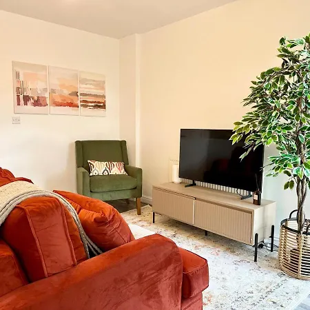 3 Bed Flat In With Parking *