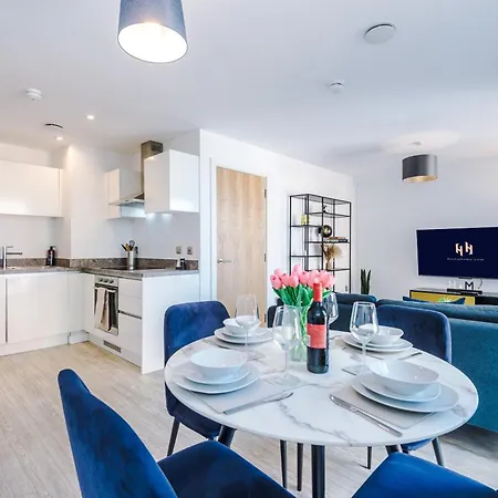 2br Chic And Stylish In Salford, Wifi, Kitchen, Parking With View