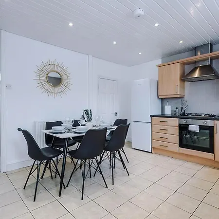 Spacious 2-Bed Home 5Mins To Co-Op Live & Etihad Campus W Free Parking 펜션 *