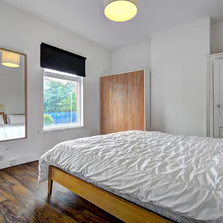 Pass The Keys Modern Two Bedroom By Levenshulme Station Vakantiehuis Manchester