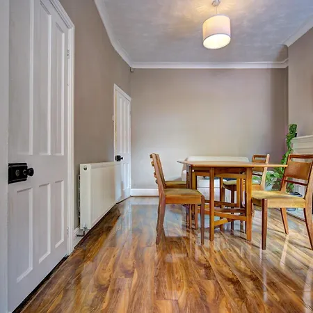 Pass The Keys Modern Two Bedroom By Levenshulme Station Vakantiehuis