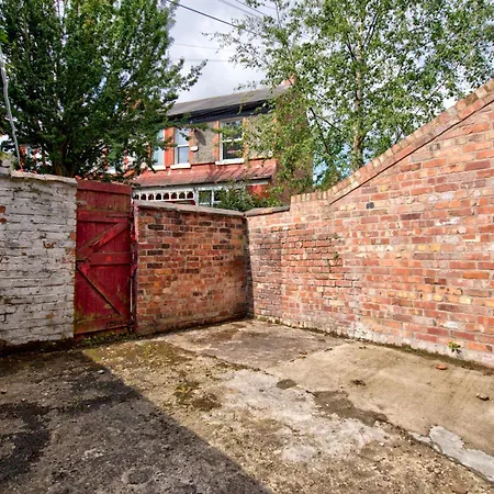 Pass The Keys Modern Two Bedroom By Levenshulme Station * Manchester