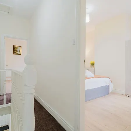 Entire 3 Bedroom House, Salford 20 *