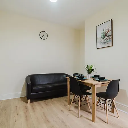 Apartment Entire 3 Bedroom House, Salford 20