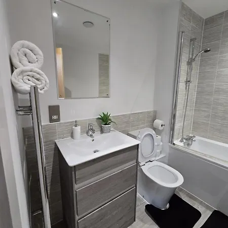 Mega9 Luxury 2bedrooms - 2baths, 2toilets Apartman Manchester