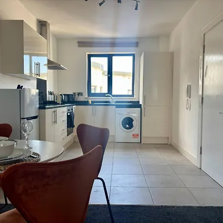 Modern Sleeps 4 & Free Parking Manchester