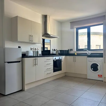 Apartmán Modern Sleeps 4 & Free Parking *