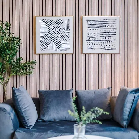 Apartmán Modern Sleeps 4 & Free Parking *