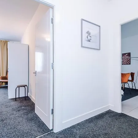Apartmán Modern Sleeps 4 & Free Parking *