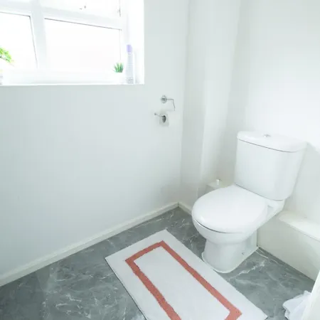 Close To Centre 3-bed Townhouse, Sleeps 7, Free Parking, Great Transport Links Appartement Manchester