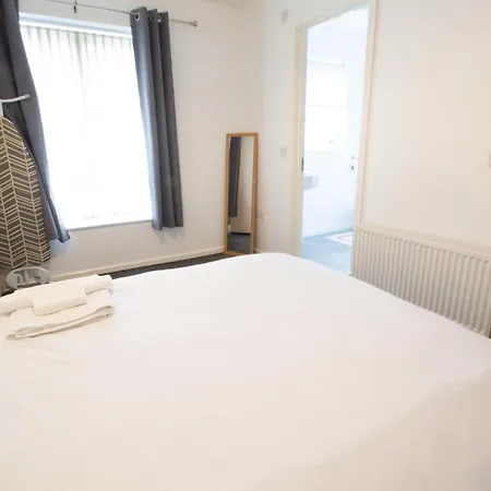 Close To Centre 3-bed Townhouse, Sleeps 7, Free Parking, Great Transport Links Appartement