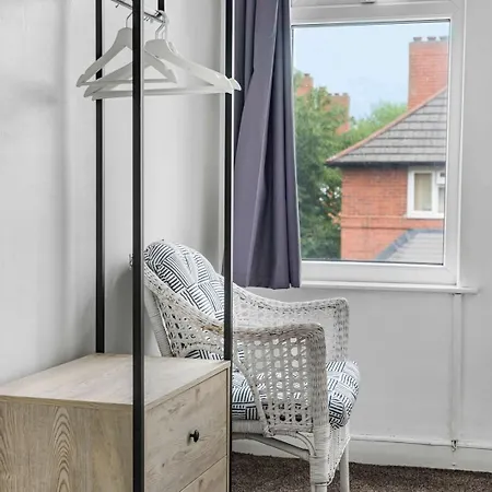 Guestready - Charming In Vibrant Levenshulme Gæstehus