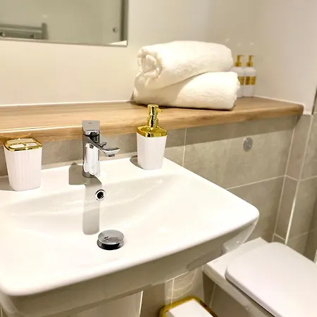 Luxurious 2 Bedroom - Water View And Parking * Manchester