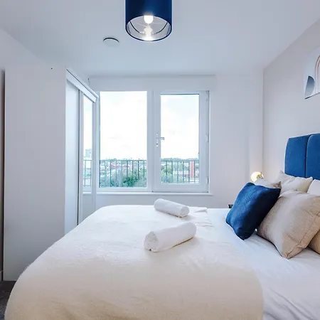 Apartmán 2br Chic And Stylish In Salford, Wifi, Kitchen, Parking With View *