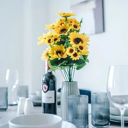 2br Chic And Stylish In Salford, Wifi, Kitchen, Parking With View Apartmán *