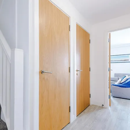 2br Chic And Stylish In Salford, Wifi, Kitchen, Parking With View Appartement Manchester