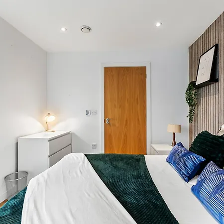 3 Bed 3 Bath Penthouse In - Parking Apartment *