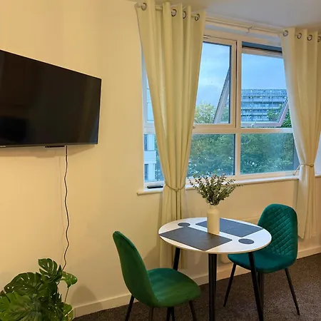 Διαμέρισμα Zelena Luxurious Apartment, Private Parking, Fast Wi-fi, Self Check-in Anytime Perfect For Late Arrivals, 5 Minutes To Old Trafford Stadium Μάντσεστερ