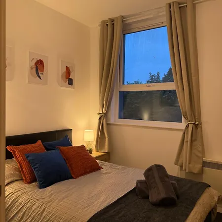 Zelena Luxurious Apartment, Private Parking, Fast Wi-fi, Self Check-in Anytime Perfect For Late Arrivals, 5 Minutes To Old Trafford Stadium Μάντσεστερ