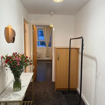 Διαμέρισμα Zelena Luxurious Apartment, Private Parking, Fast Wi-fi, Self Check-in Anytime Perfect For Late Arrivals, 5 Minutes To Old Trafford Stadium Μάντσεστερ