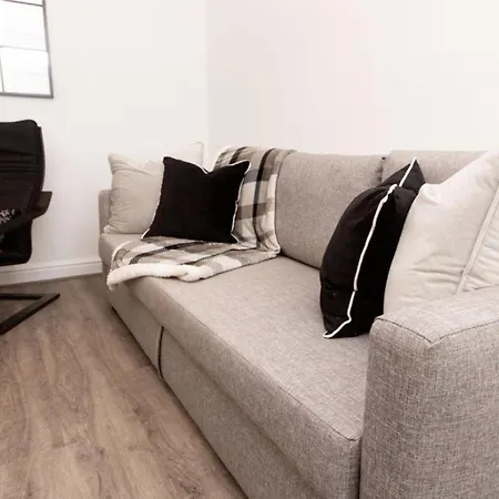 Charming 3mins From Airport Apartament