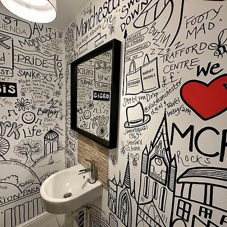 Stylish 4br Townhouse On Stretford Marina - Waterside In M32 מנצ'סטר