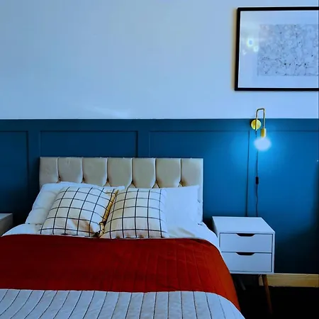 Modern Sleeps 4 & Free Parking Manchester