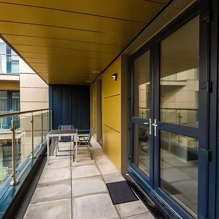 Charming Salford, Staycation, Wifi, Sleeps 5 *