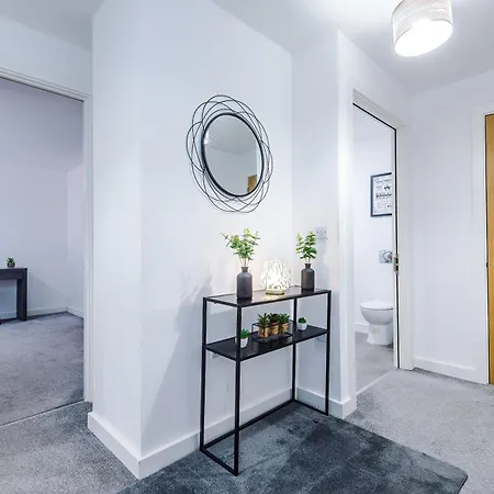 Charming Salford, Staycation, Wifi, Sleeps 5 *