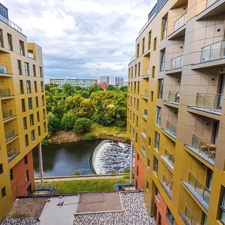 アパート Charming Salford, Staycation, Wifi, Sleeps 5 *