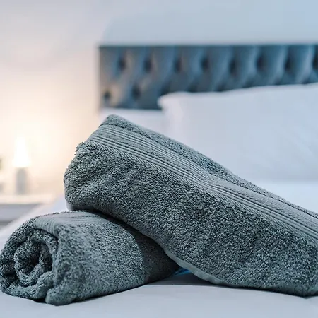 Charming Salford, Staycation, Wifi, Sleeps 5 * マンチェスター