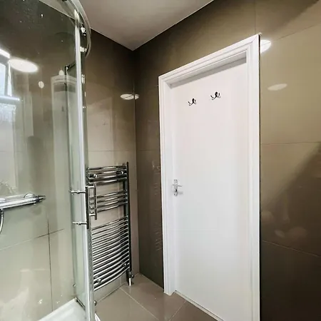 Spacious Victorian 5bedroom 5bathroom W Free Parking Casa vacanze *