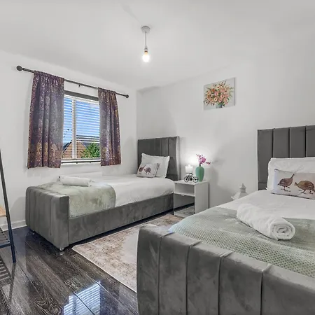 New Large Townhouse 3 Bedrooms 4 Beds And Parking