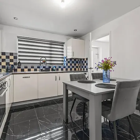 Dom wakacyjny New Large Townhouse 3 Bedrooms 4 Beds And Parking *