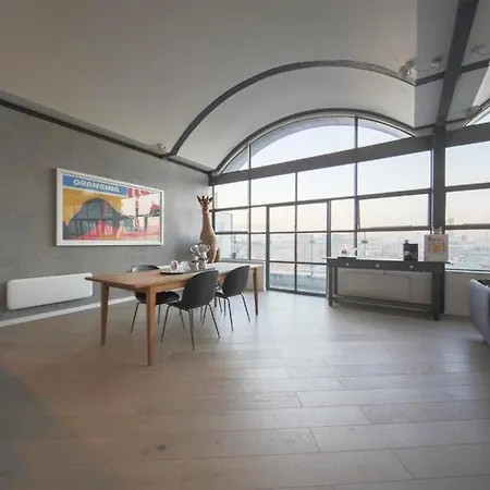 Extraordinary Penthouse - Whole In Centre