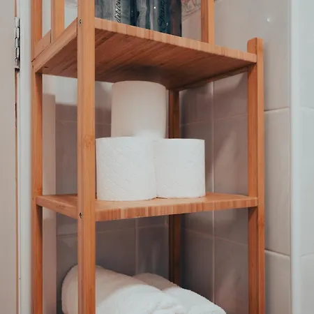 Gem With Stylish 2br Retreat And Free Carpark アパート