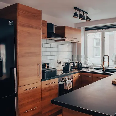 Gem With Stylish 2br Retreat And Free Carpark Apartmán