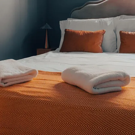 Gem With Stylish 2br Retreat And Free Carpark *