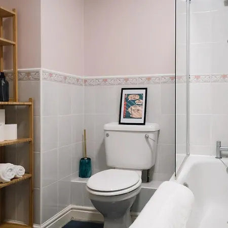 Gem With Stylish 2br Retreat And Free Carpark