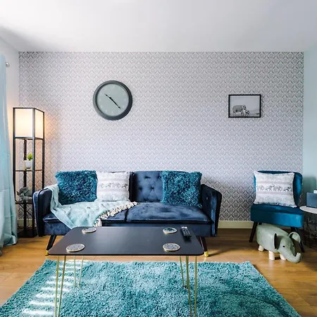 Spacious 4br In With Parking & Wi-fi *