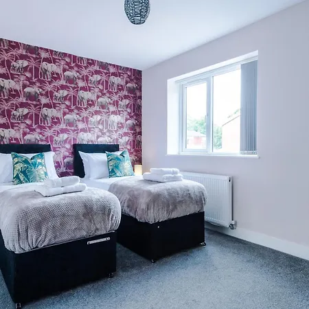 Spacious 4br In With Parking & Wi-fi