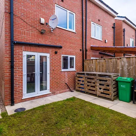 Spacious 4br In With Parking & Wi-fi *