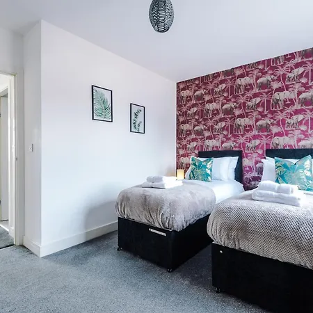 Spacious 4br In With Parking & Wi-fi מנצ'סטר