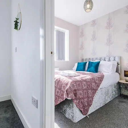 Spacious 4br In With Parking & Wi-fi מנצ'סטר