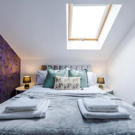 Spacious 4br In With Parking & Wi-fi *