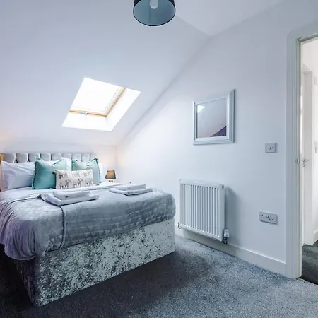 Spacious 4br In With Parking & Wi-fi *