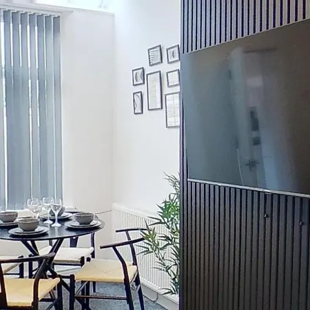 2br-nearcitycentre-wifi-parking-garden مانشستر