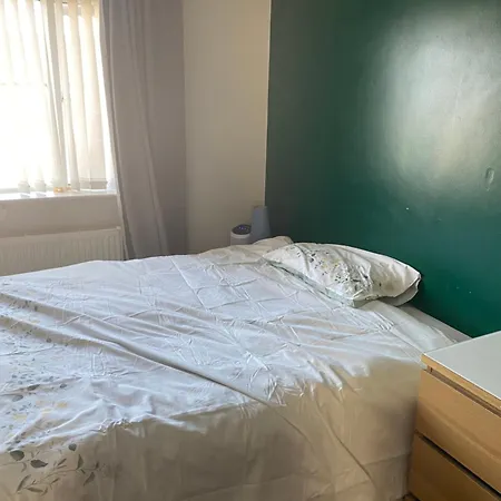 Kwatera prywatna Comfortable Cat-friendly With Garden & Parking
